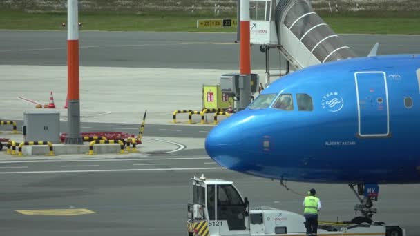 德国汉堡 2022年6月9日 飞机起飞和着陆时降落在汉堡机场跑道上 — 图库视频影像
