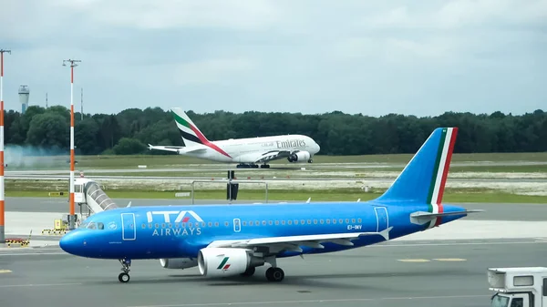 Hamburgo Alemanha June 2022 Aeronaves Asfalto Aeroporto Hamburgo Durante Decolagens — Fotografia de Stock