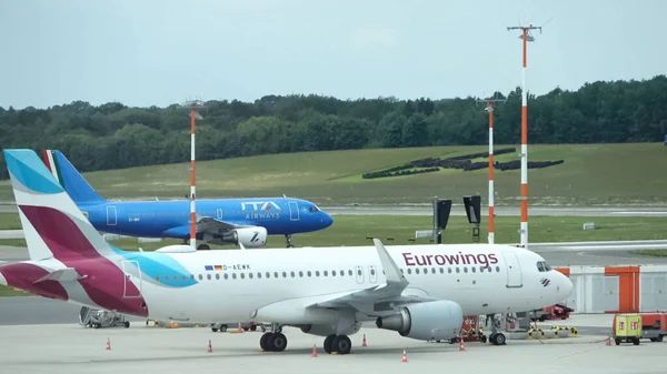 Hamburgo Alemanha June 2022 Aeronaves Asfalto Aeroporto Hamburgo Durante Decolagens — Fotografia de Stock