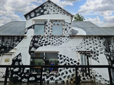 Seydisfjordur, İzlanda - 23 Haziran 2022: Seydisfjordur 'daki ünlü gökkuşağı yolu çevresindeki İzlanda binaları duvarları boyadı