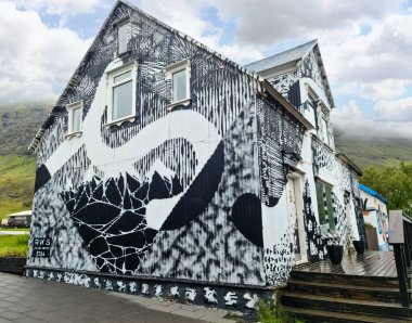 Seydisfjordur, İzlanda - 23 Haziran 2022: Seydisfjordur 'daki ünlü gökkuşağı yolu çevresindeki İzlanda binaları duvarları boyadı