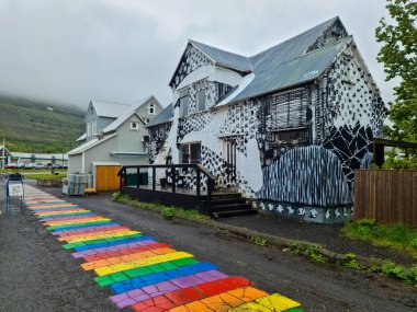 Seydisfjordur, İzlanda - 23 Haziran 2022: Seydisfjordur 'daki ünlü gökkuşağı yolu çevresindeki İzlanda binaları duvarları boyadı