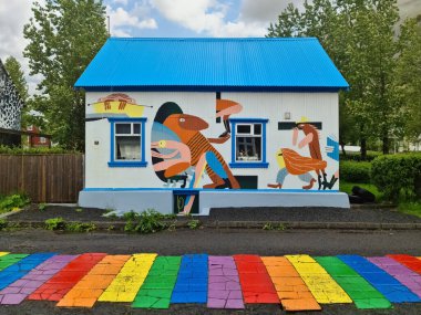 Seydisfjordur, İzlanda - 23 Haziran 2022: Seydisfjordur 'daki ünlü gökkuşağı yolu çevresindeki İzlanda binaları duvarları boyadı