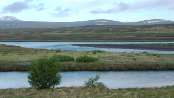 아이슬란드의 바위와 흐르는 과시내의 환상적 — 비디오