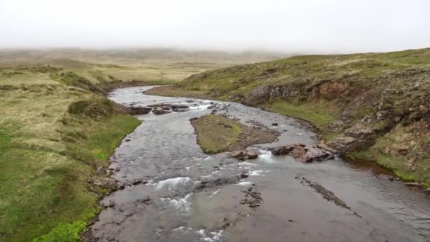 Fantástico Paisaje Con Ríos Arroyos Que Fluyen Con Rocas Hierba — Vídeos de Stock