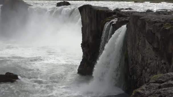 Fantastyczny Wodospad Godafoss Islandii Skałami Trawą — Wideo stockowe