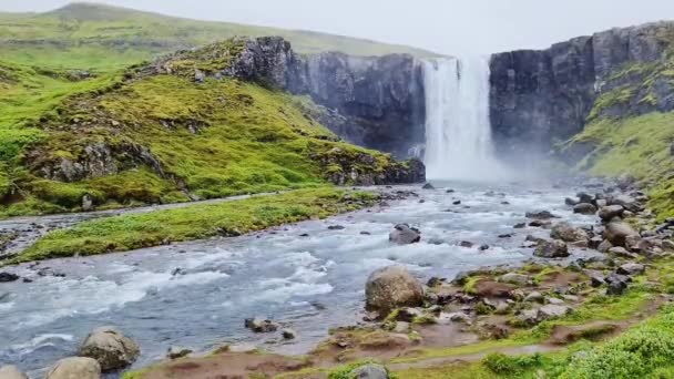 Fantastyczny Wodospad Godafoss Islandii Skałami Trawą — Wideo stockowe