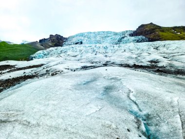İzlanda 'daki Jokulsarlon buzulundaki mavi buzulun yakın görüntüsü.