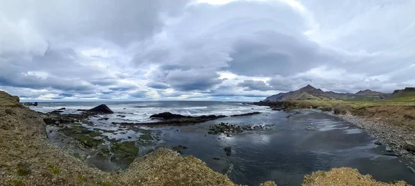 Uma Praia Rochosa Com Bergs Islândia Ventos Fortes Com Surf — Fotografia de Stock