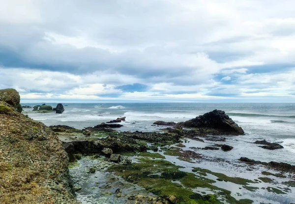 Skalnatá Pláž Bergy Islandu Silném Větru Mocným Příbojem — Stock fotografie