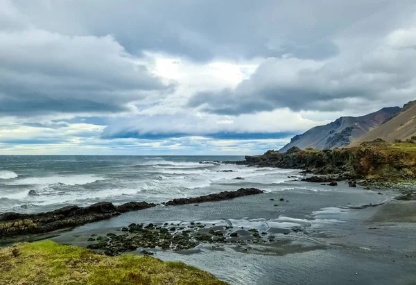 Rocky Beach Bergs Iceland Strong Winds Powerful Surf — Zdjęcie stockowe