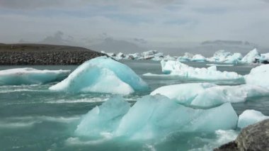 İzlanda, Jokulsarlon Gölü, İzlanda 'daki Buzul Gölünde yüzen Turkuaz buzdağları.