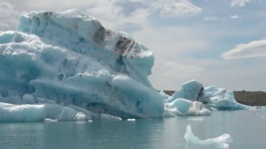 İzlanda, Jokulsarlon Gölü, İzlanda 'daki Buzul Gölünde yüzen Turkuaz buzdağları.