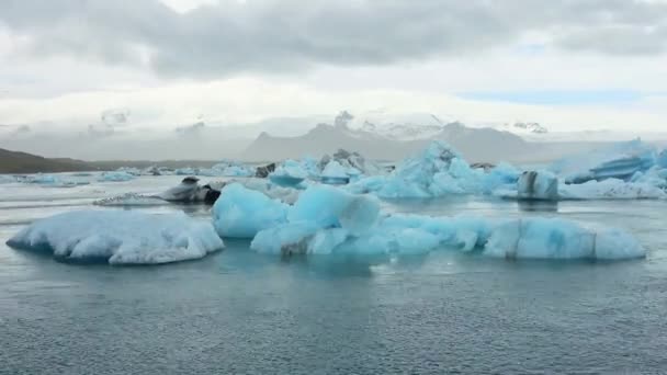 Время Плавания Бирюзовых Айсбергов Ледниковой Лагуне Исландии — стоковое видео