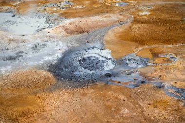 İzlanda 'nın volkanik sülfür tarlalarında kaynayan sıcak pınarlar