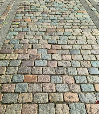 Avrupa 'nın her yerinde eski tarihi kaldırım taşlarından yollar ve geçitler