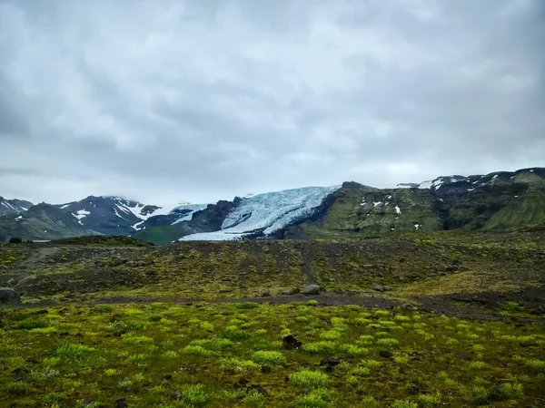 冰岛Jokulsarlon冰川上蓝色冰层的特写 — 图库照片