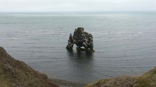 Spectacular Rock Hvitserkur Iceland Ocean Tourist Hotspot — Vídeo de stock