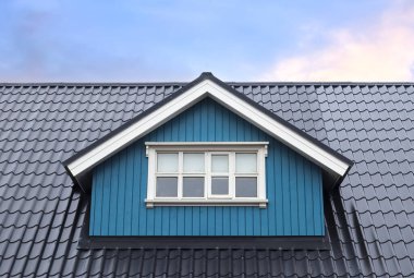Çatı kiremitli Velux tarzı çatı penceresi - İzlanda mimarisi