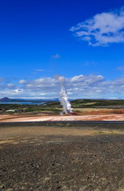 İzlanda 'daki Leirhnjukur volkanı etrafındaki volkanik manzara - sülfür, kayalar ve çorak arazi