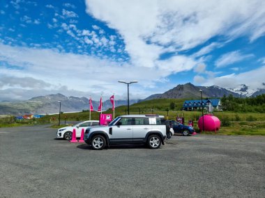 Reykjavik, İzlanda - 15. Temmuz 2022: Orkan şirketinin İzlanda petrol istasyonu - İzlanda 'da şirket logoları ve benzin fiyatları