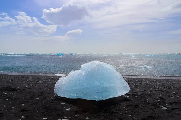 Даймонд Біч Ісландії Блакитними Айсбергами Тануть Чорному Піску Льоду Блимає — стокове фото