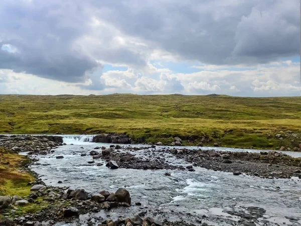 아이슬란드의 바위와 흐르는 과시내의 환상적 — 스톡 사진