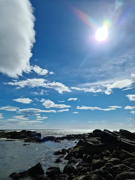 Sebuah Ombak Pantai Berbatu Dengan Pasir Hitam Islandia — Stok Foto