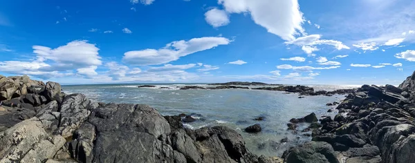 Surf Una Spiaggia Rocciosa Con Sabbia Nera Islanda — Foto Stock