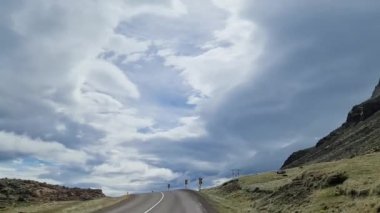 Hareket halindeki bir arabadan dağlarla, vadilerle ve nehirlerle İzlanda manzarası.