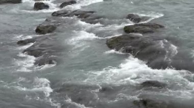 İzlanda 'da akan nehirlerle, kayalarla ve otlarla dolu harika bir manzara..