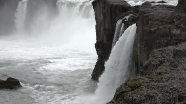 İzlanda 'daki ünlü şelale Godafoss - turistik bölge.