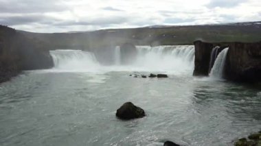 İzlanda 'daki ünlü şelale Godafoss - turistik bölge.