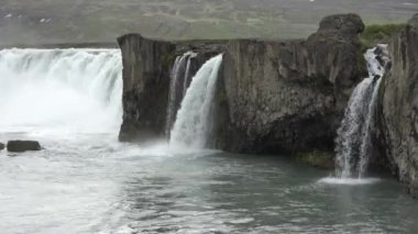 İzlanda 'daki ünlü şelale Godafoss - turistik bölge.