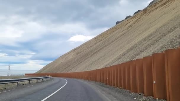 从一辆移动的汽车上俯瞰冰岛的高山 山谷和河流 — 图库视频影像