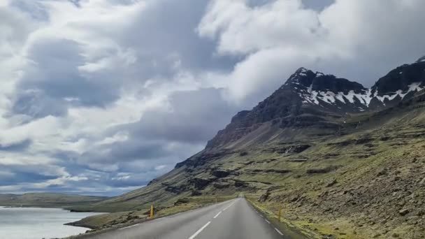 Vista Islândia Paisagem Com Montanhas Vales Rios Carro Movimento — Vídeo de Stock