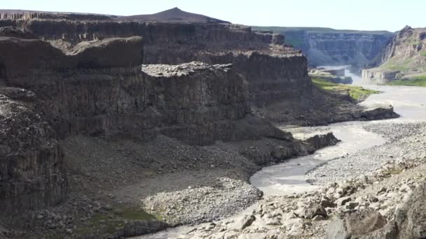 Fantástico Paisaje Con Ríos Arroyos Que Fluyen Con Rocas Hierba — Vídeos de Stock