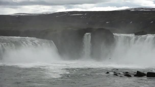 Famous Waterfall Godafoss Iceland Tourist Hot Spot — стоковое видео