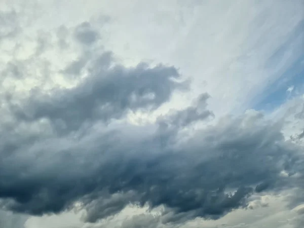 Schöne Flauschige Weiße Wolkenformationen Einem Tiefblauen Sommerhimmel — Stockfoto