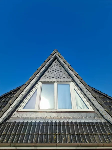 黒い屋根のタイルとベルクススタイルのオープン屋根の窓 — ストック写真