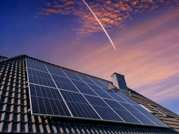 Solární Panely Vyrábějící Čistou Energii Střeše Obytného Domu — Stock fotografie