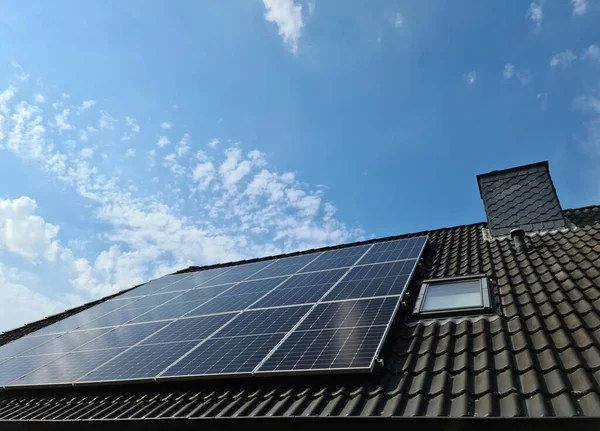 Solární Panely Vyrábějící Čistou Energii Střeše Obytného Domu — Stock fotografie