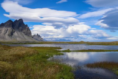 İzlanda üzerinde gökyüzünde muhteşem UFO bulutları Altocumulus Lenticularis