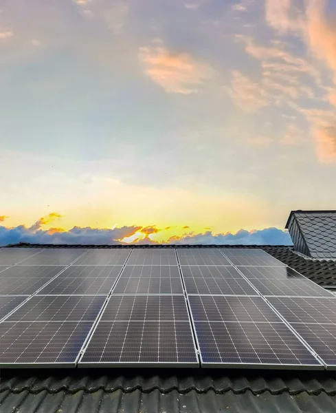 Solární Panely Vyrábějící Čistou Energii Střeše Obytného Domu — Stock fotografie