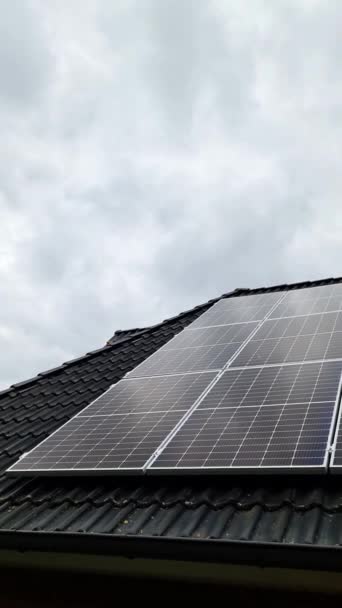住宅の屋根にクリーンエネルギーを生み出す太陽光パネル — ストック動画