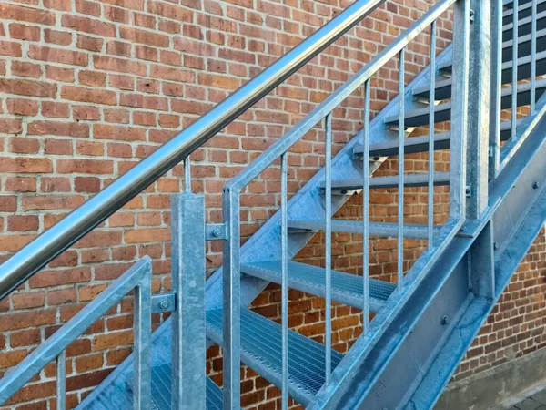 Закрыть Вид Металлическую Лестницу Перед Кирпичной Стеной — стоковое фото