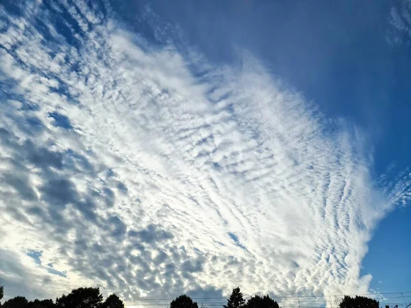 Самолет Конденсации Следы Голубом Небе Между Некоторыми Красивыми Облаками — стоковое фото