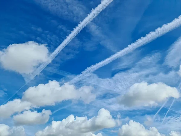 Condensatie Van Vliegtuigen Contrasteert Blauwe Lucht Tussen Enkele Prachtige Wolken — Stockfoto