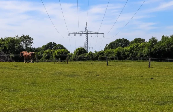 Pohled Velmi Velké Elektrické Sloupy Vysokonapěťovými Kabely Jedoucího Auta — Stock fotografie