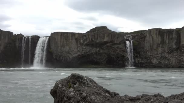 Fantastic Waterfall Icelandic Landscape Rocks — kuvapankkivideo